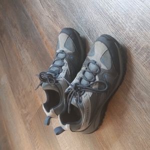 Men's 9.5 Merrell Hiking Shoes